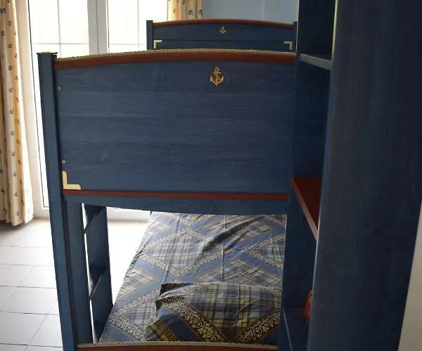 Close To The * 奥马斯帕纳吉亚斯